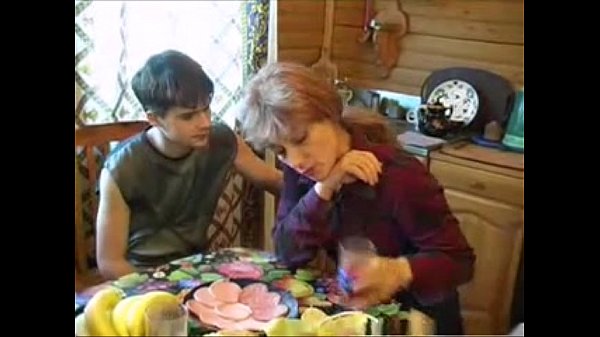 Мать помогает сыночку с правильным трахом его классной подружки